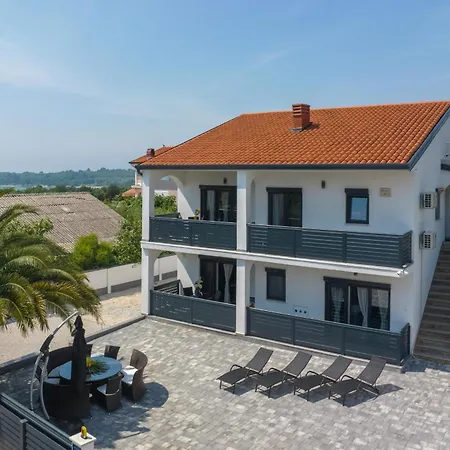 Lili Near The Lejlighed