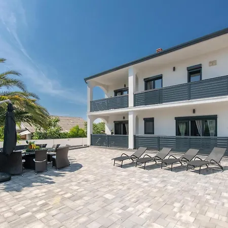 Lili Near The アパート *