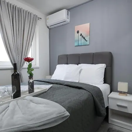 Lili Near The アパート ポレッチ