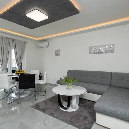 Lili Near The アパート