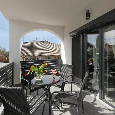 Lili Near The アパート *