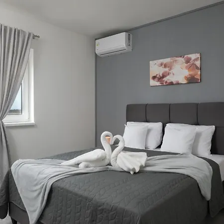 Lili Near The ポレッチ