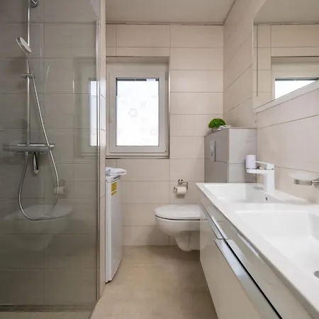 Lili Near The Appartamento Porec