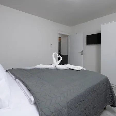 Lili Near The ポレッチ