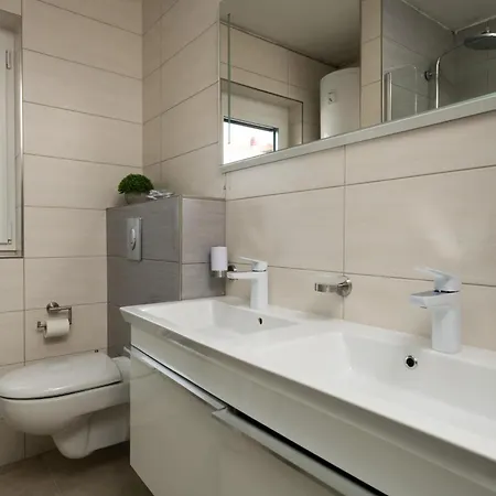 Lili Near The アパート *