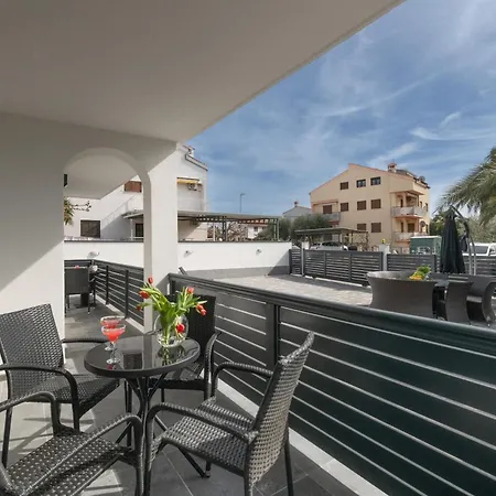 Lili Near The Appartamento Porec