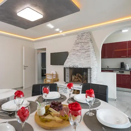 Lili Near The アパート